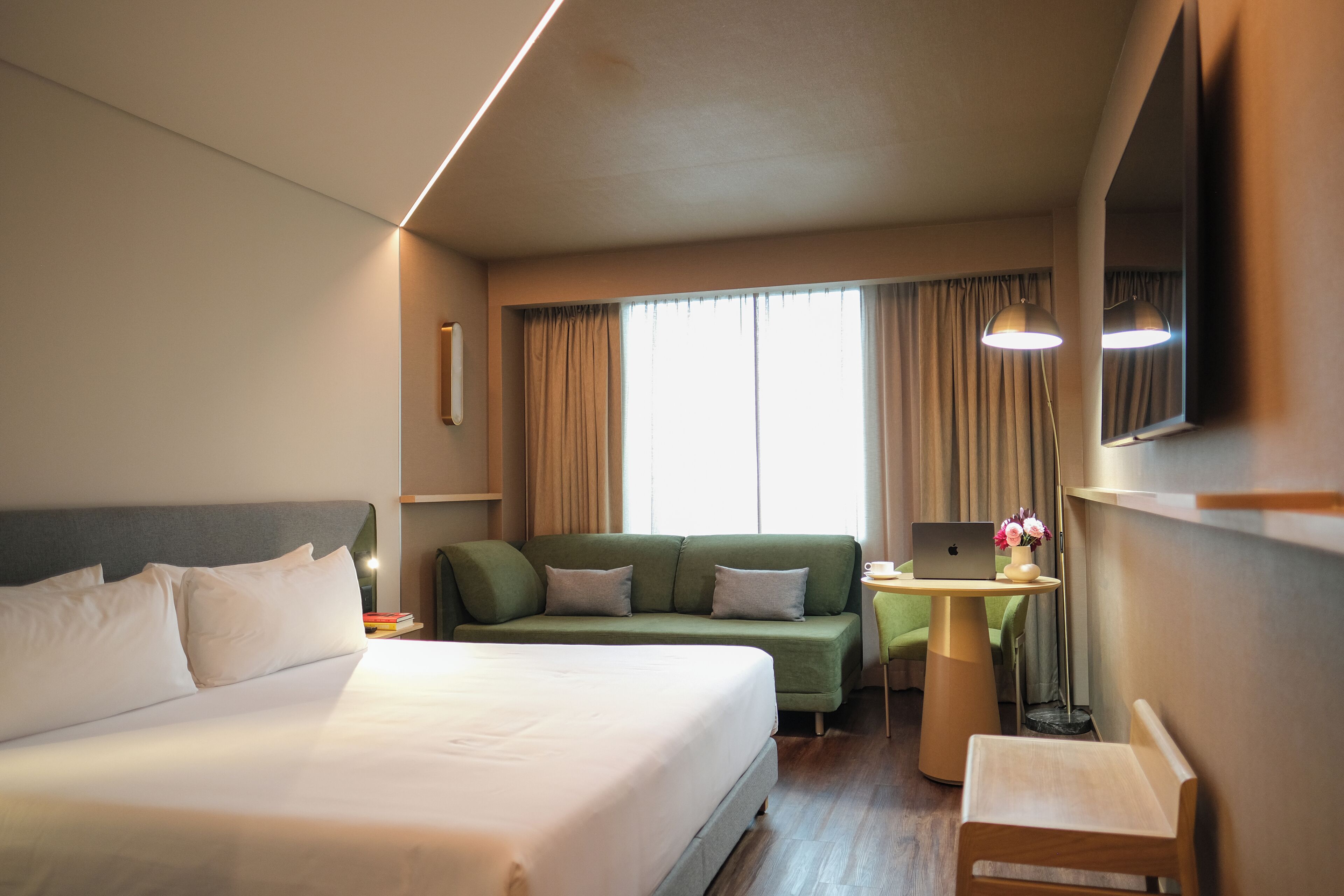 객실 내 금고, 책상, 암막 커튼, 방음 설비