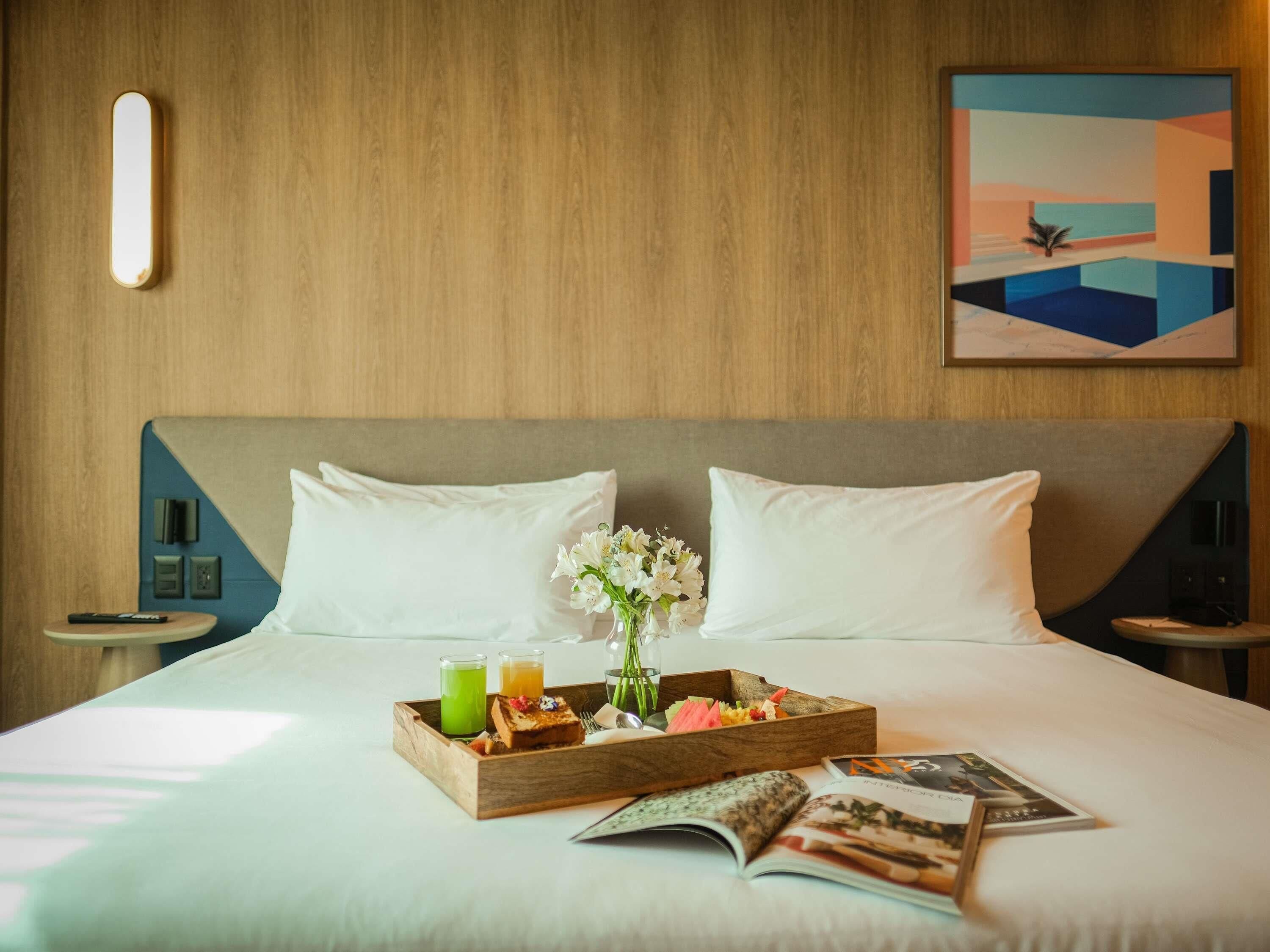 Executive Suite, 1 King Bed | In-room safe, desk, blackout drapes, soundproofing