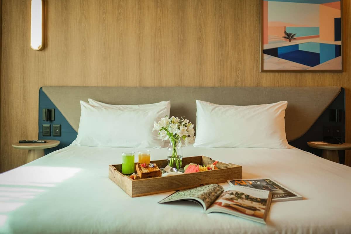 Suite ejecutiva, 1 cama de matrimonio grande | Caja fuerte, escritorio, cortinas opacas y sistema de insonorización