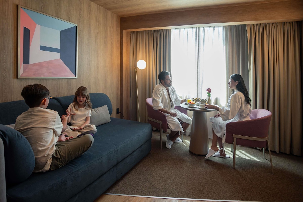 Executive Suite, 1 King Bed | In-room safe, desk, blackout drapes, soundproofing