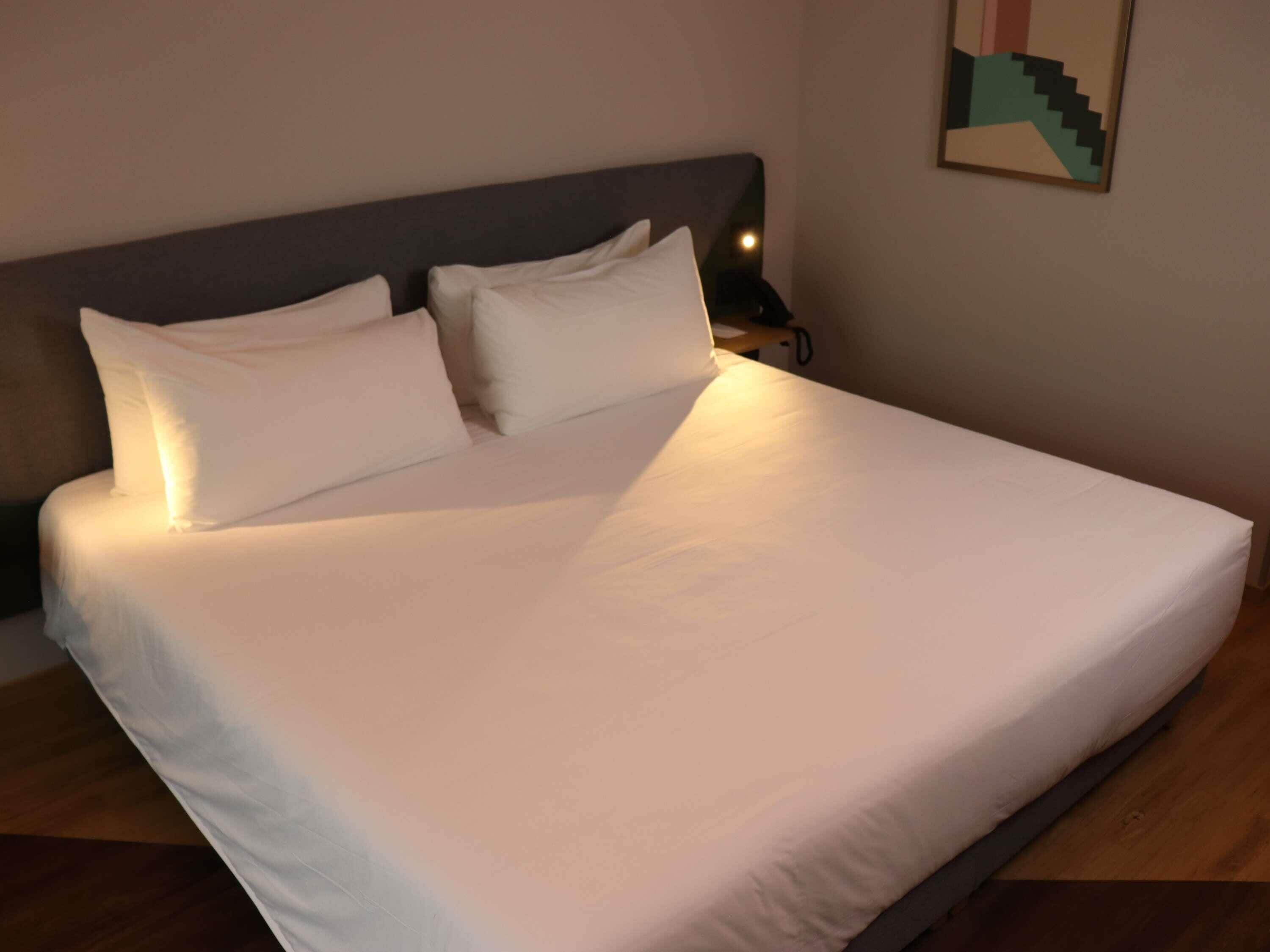 Habitación superior, 1 cama King size | Caja de seguridad en la habitación, escritorio y cortinas blackout 