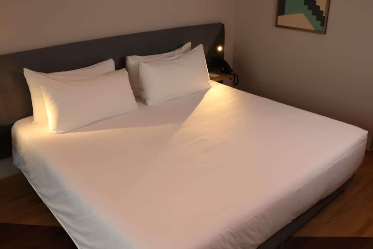 Habitación superior, 1 cama King size | Caja de seguridad en la habitación, escritorio y cortinas blackout