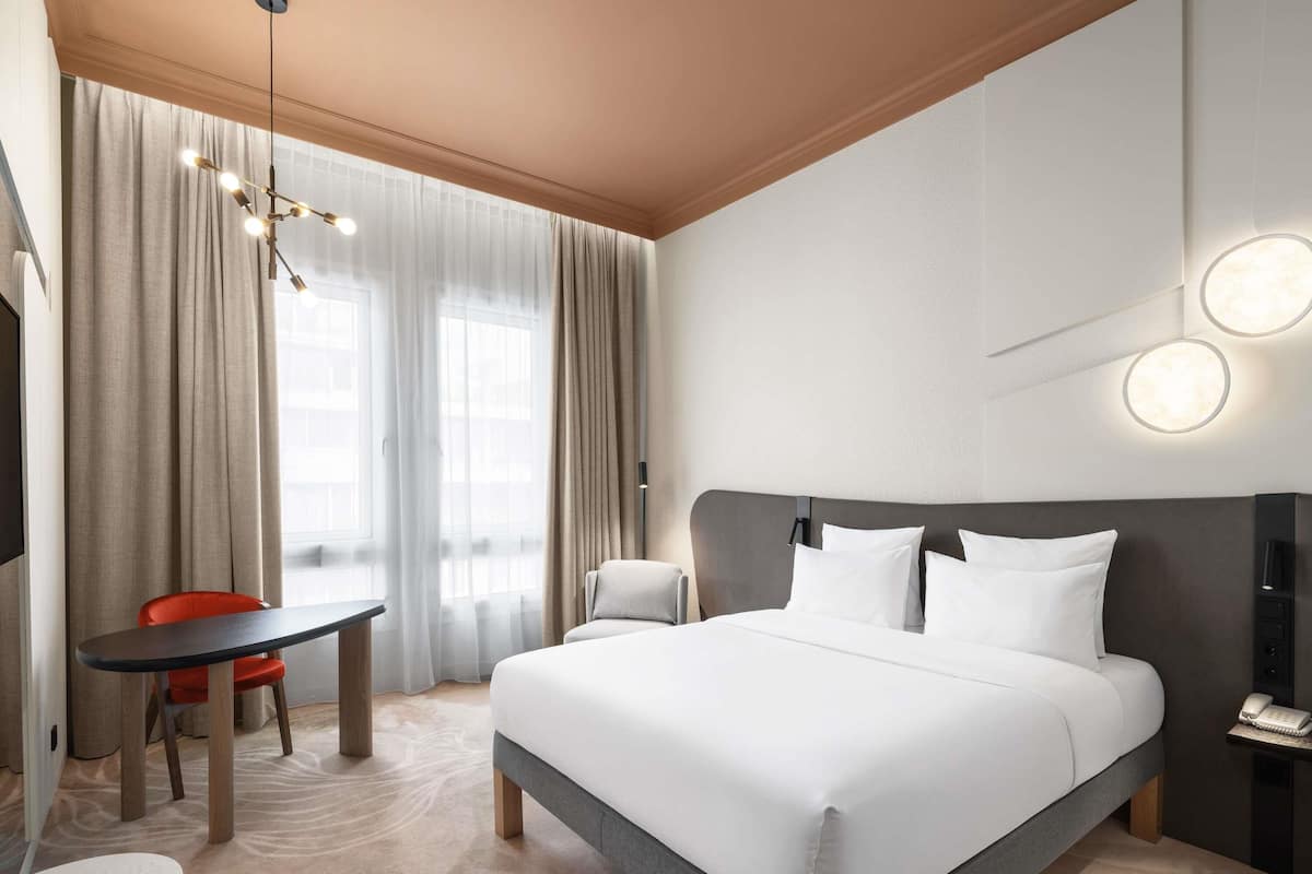 Hypo-allergenic bedding, minibar, in-room safe, desk
