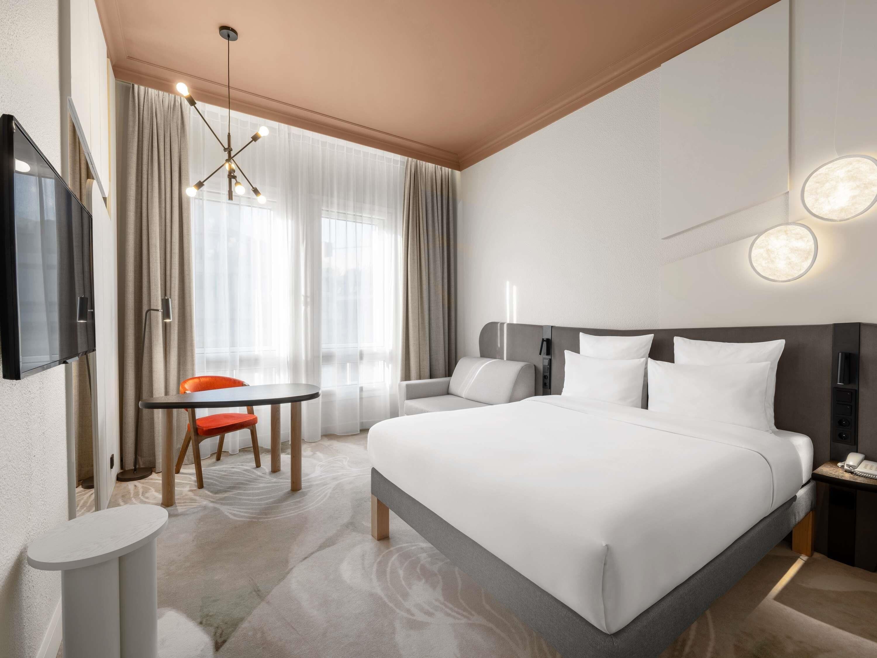 高級客房, 1 張標準雙人床和 1 張沙發床 | 低過敏寢具、迷你吧、客房內保險箱、書桌