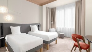 Habitación superior, 2 camas individuales | Ropa de cama hipoalergénica, minibar, caja fuerte y escritorio
