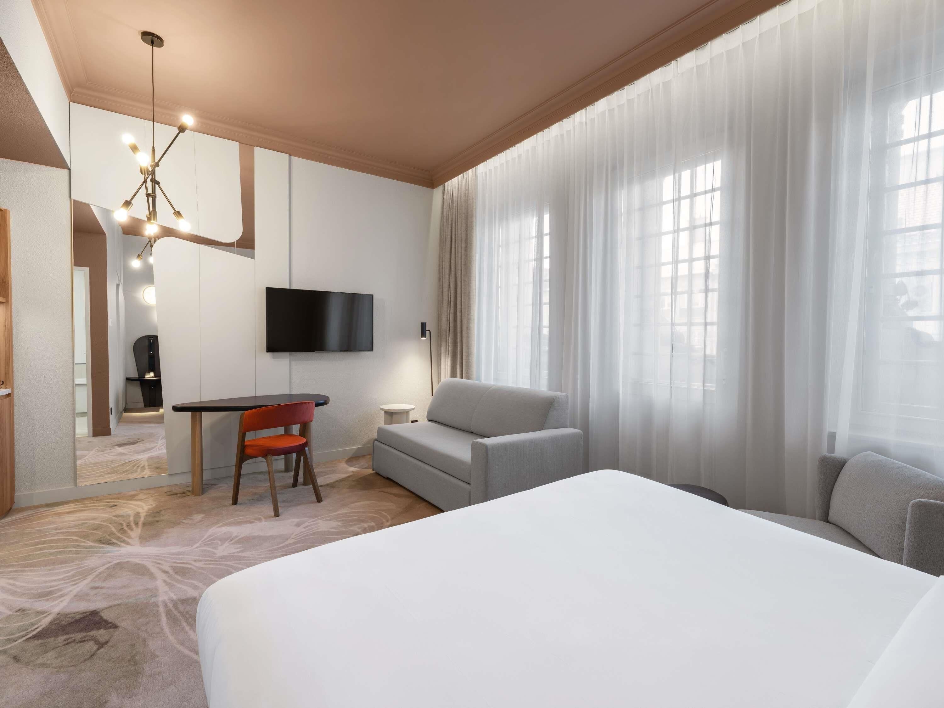 Hypo-allergenic bedding, minibar, in-room safe, desk