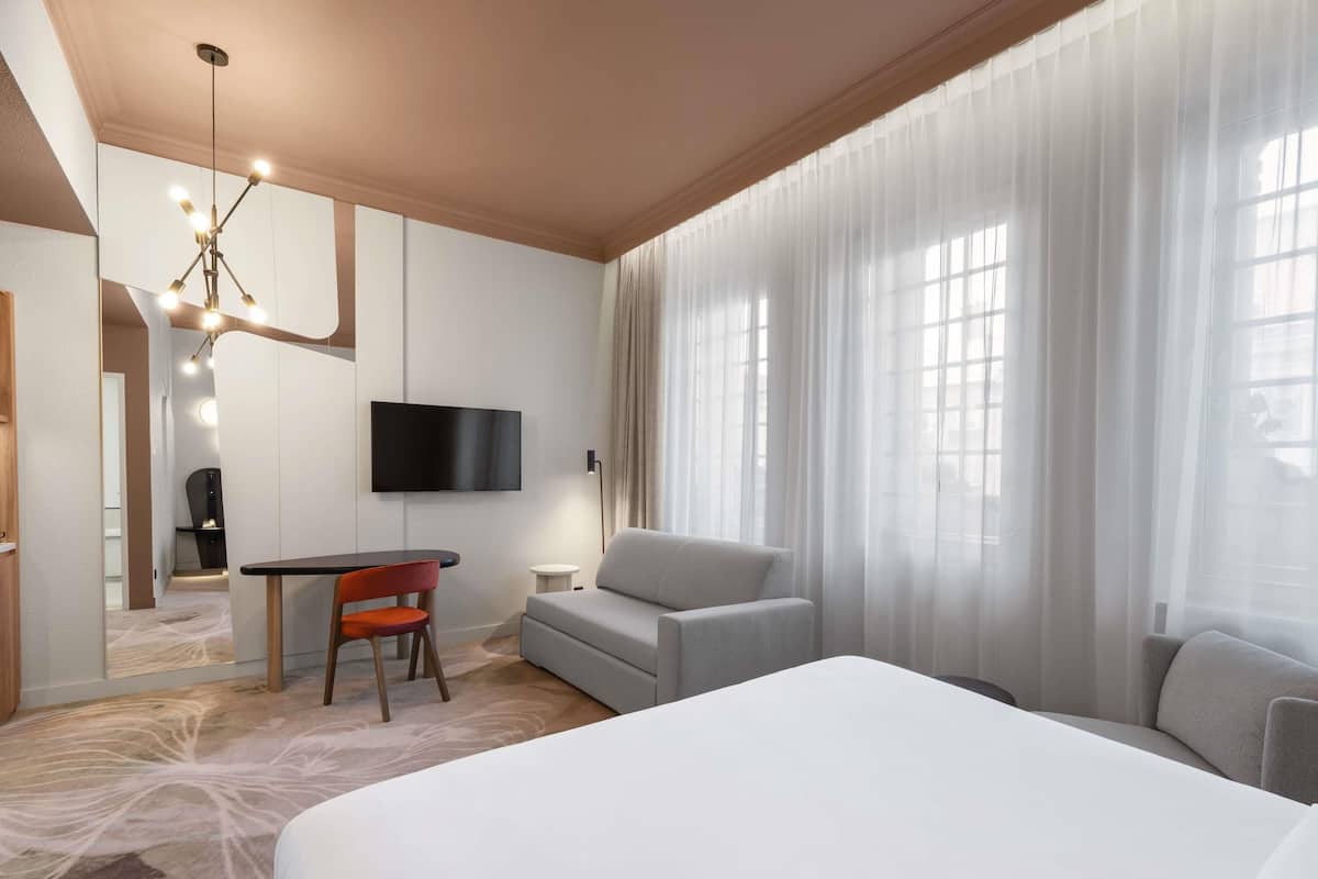 Hypo-allergenic bedding, minibar, in-room safe, desk