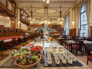 تقديم الإفطار والغداء والعشاء