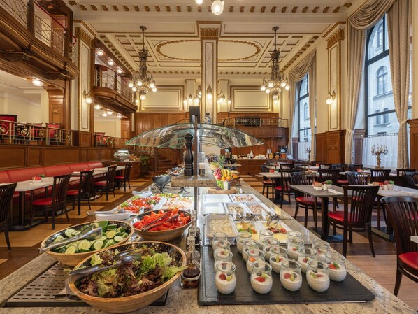 供應早餐、午餐及晚餐