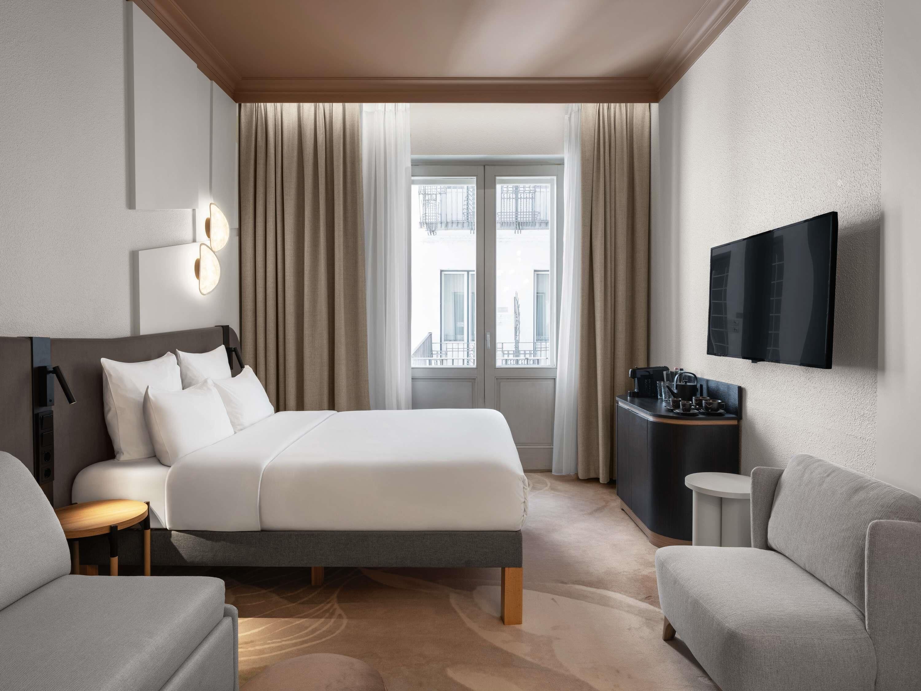 Hypo-allergenic bedding, minibar, in-room safe, desk