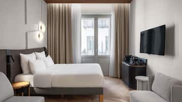 Hypo-allergenic bedding, minibar, in-room safe, desk