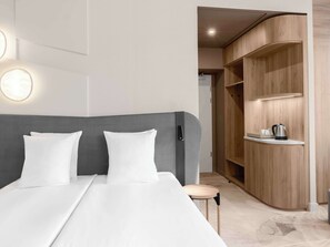 Ropa de cama hipoalergénica, minibar, caja fuerte y escritorio