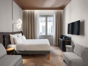 防敏寢具、迷你吧、房內夾萬、書桌