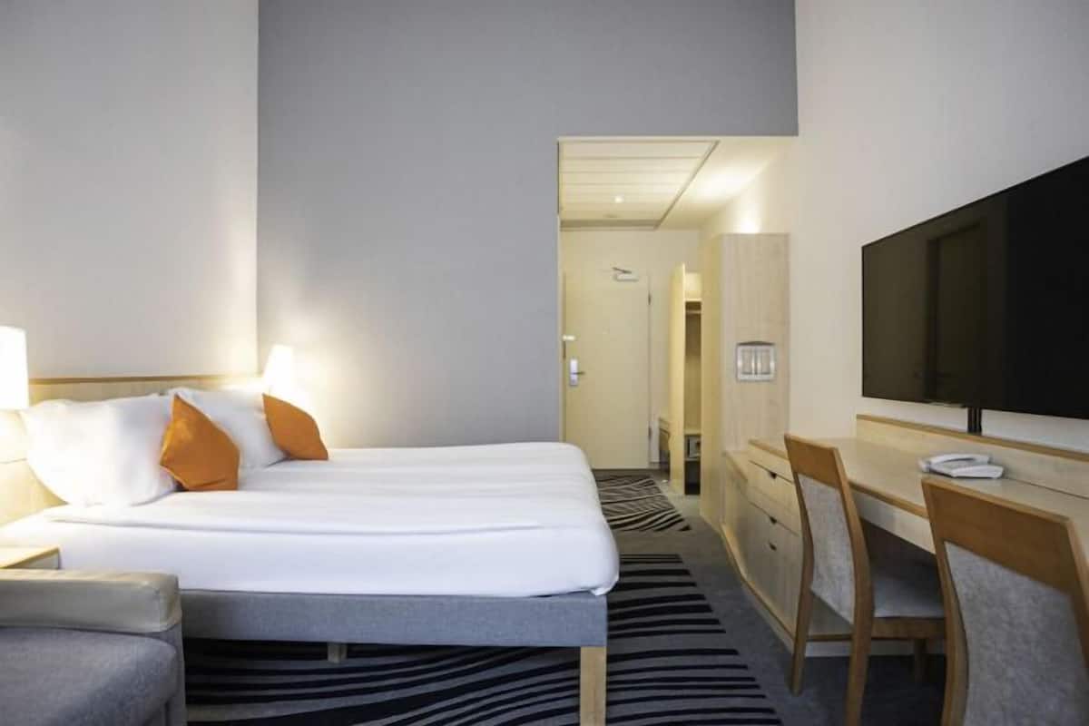Hypo-allergenic bedding, minibar, in-room safe, desk