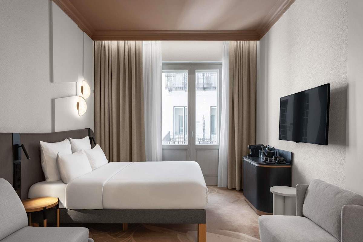Hypo-allergenic bedding, minibar, in-room safe, desk
