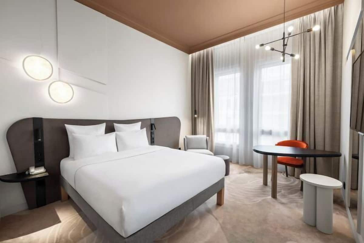 Hypo-allergenic bedding, minibar, in-room safe, desk