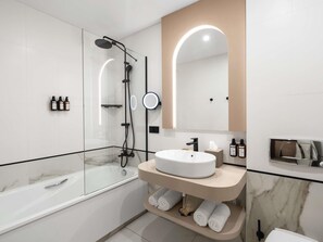 Rom – deluxe, 1 dobbeltseng med sovesofa | Bad | Kombinert dusj/badekar, miljøvennlige toalettsaker, hårføner og håndklær