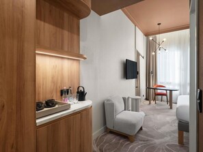 Habitación Deluxe, 1 cama doble con sofá cama | Ropa de cama hipoalergénica, minibar, caja fuerte y escritorio