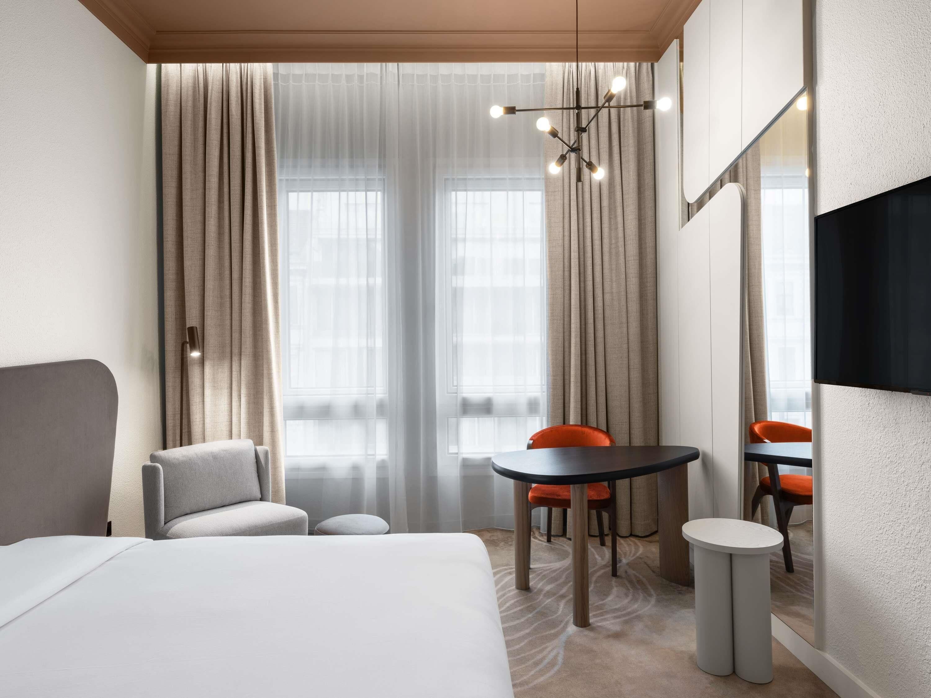 Superior kamer, 1 tweepersoonsbed | Hypoallergeen beddengoed, een minibar, een kluis op de kamer, een bureau