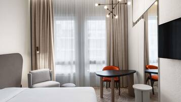Superior kamer, 1 tweepersoonsbed | Hypoallergeen beddengoed, een minibar, een kluis op de kamer, een bureau