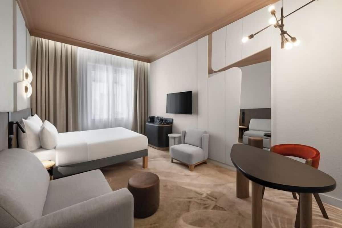Hypo-allergenic bedding, minibar, in-room safe, desk