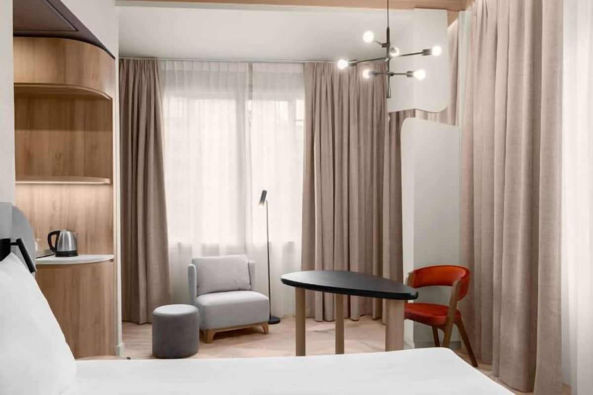 Hypo-allergenic bedding, minibar, in-room safe, desk