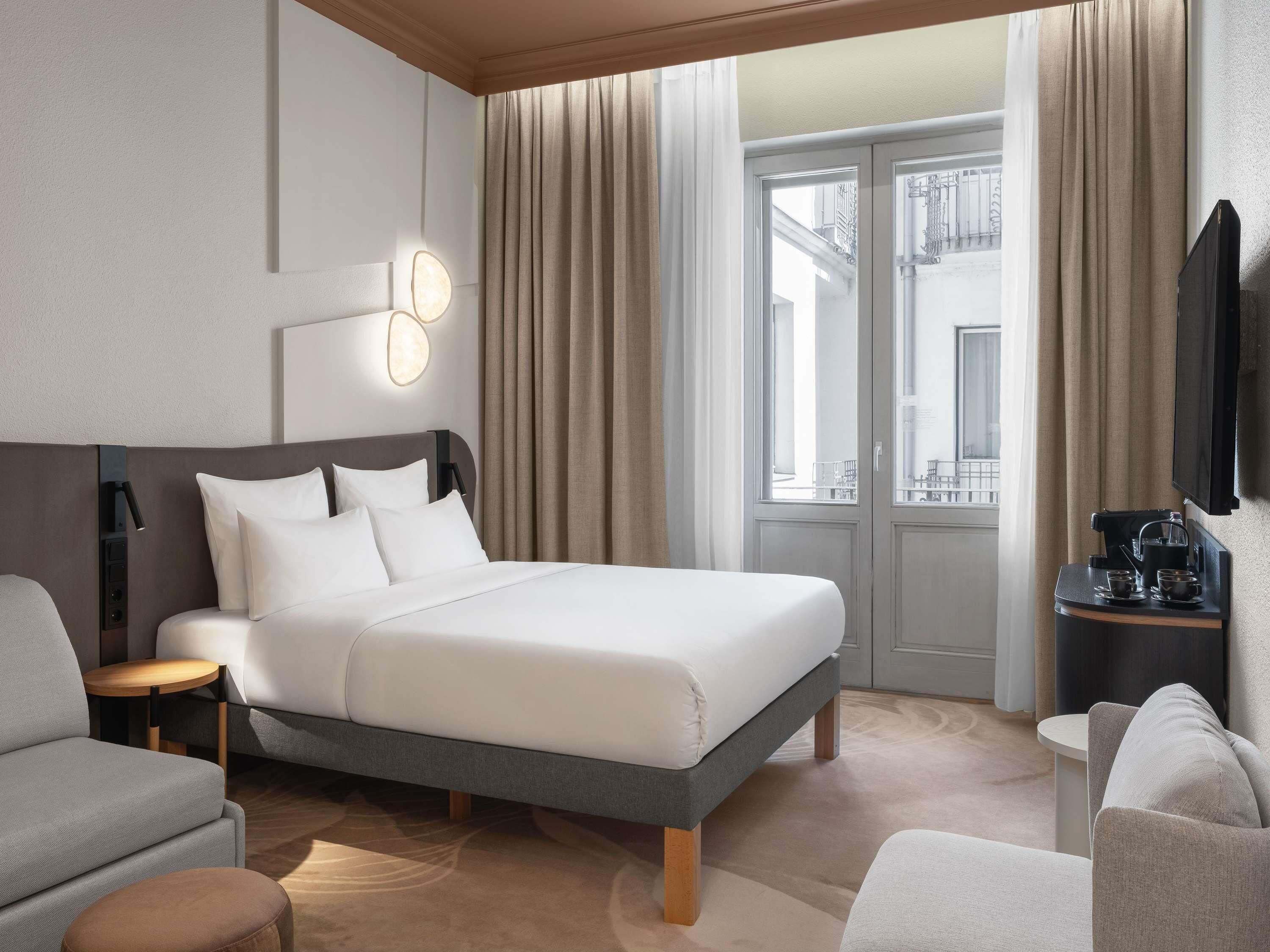 Hypoallergeen beddengoed, een minibar, een kluis op de kamer, een bureau
