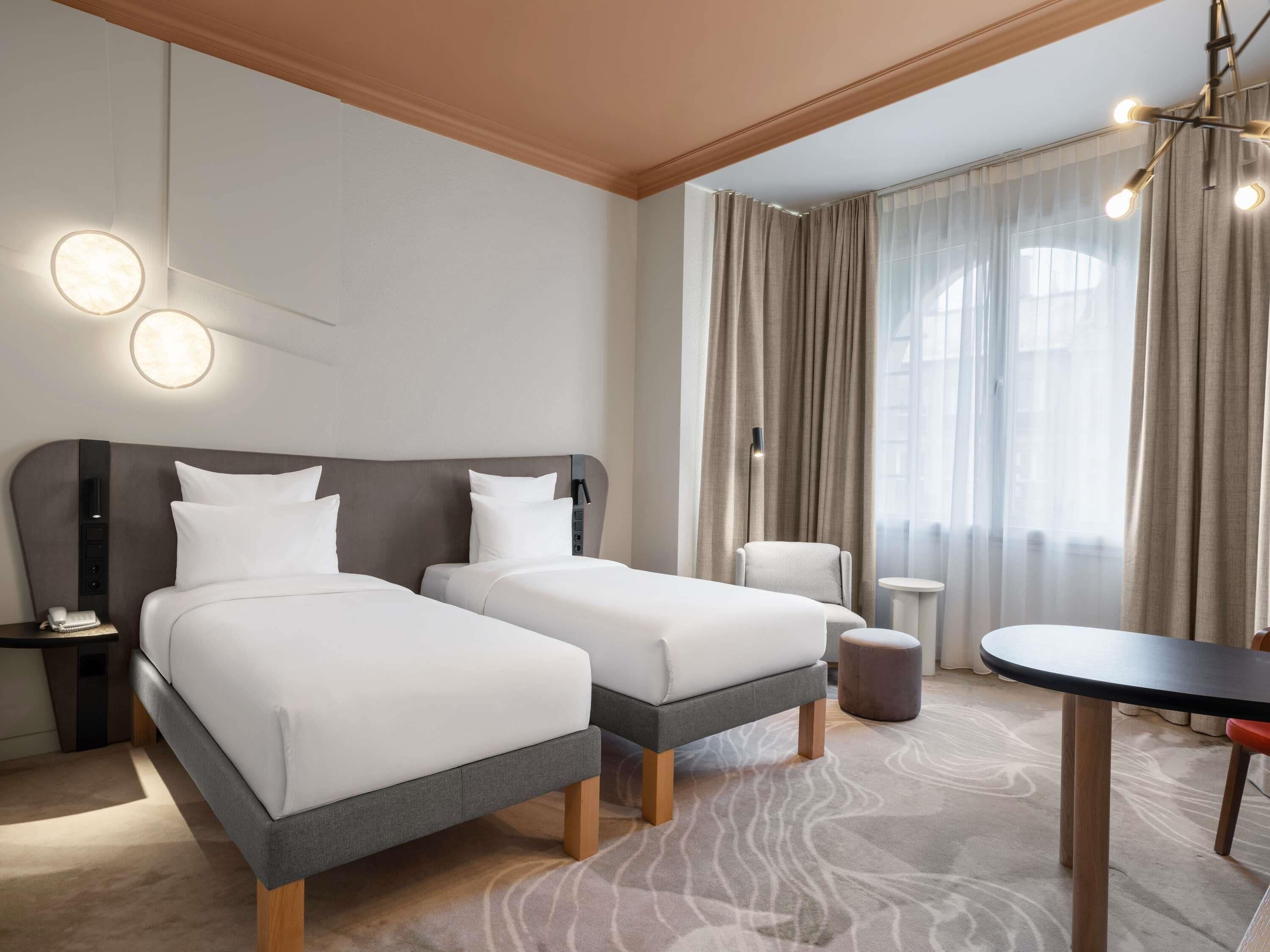 Superior kamer, 2 eenpersoonsbedden | Hypoallergeen beddengoed, een minibar, een kluis op de kamer, een bureau