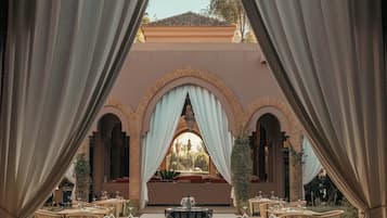 2 restaurants, servant le déjeuner et le dîner; cuisine internationale