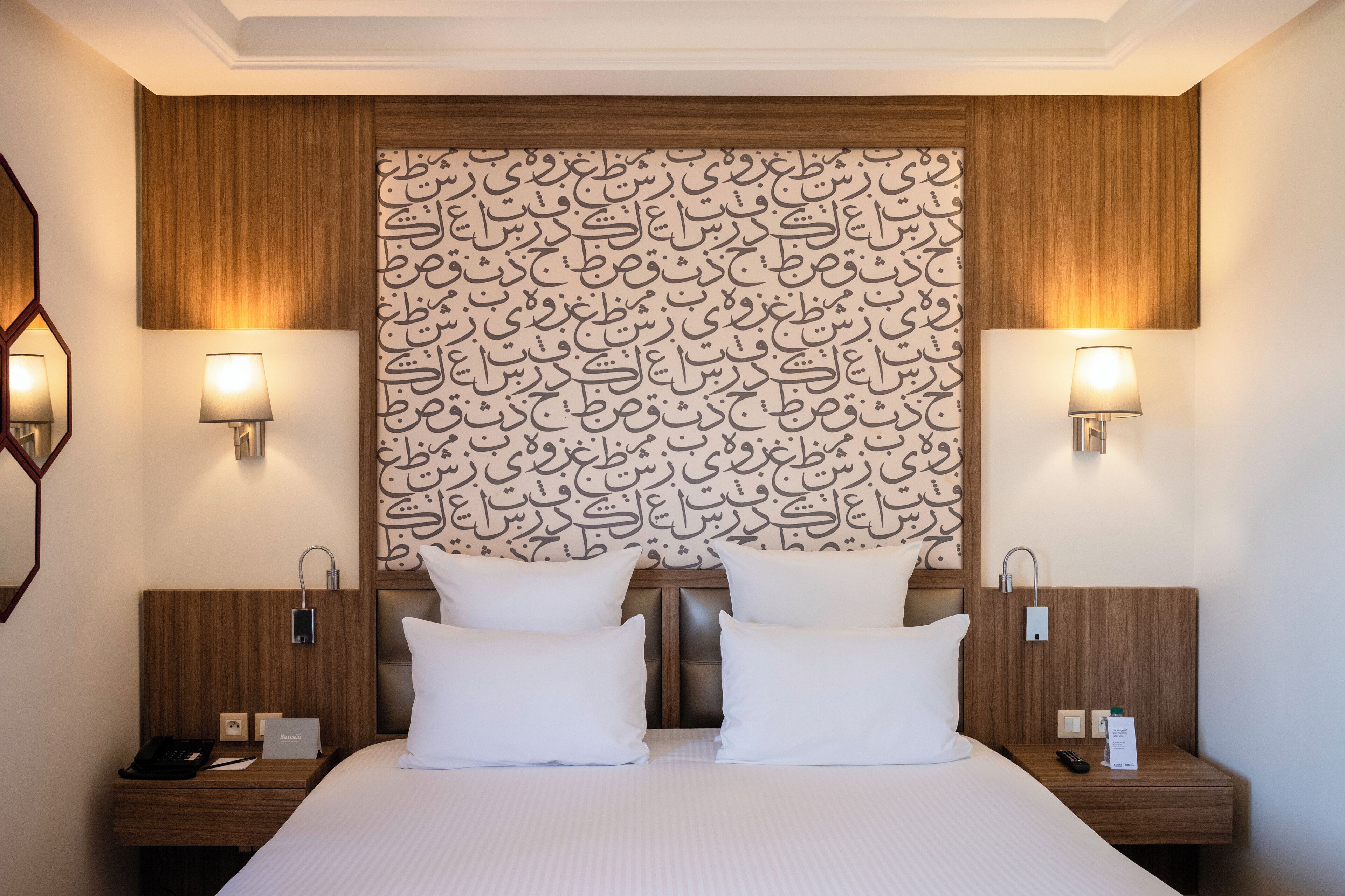 Ropa de cama de alta calidad y caja de seguridad en la habitación 