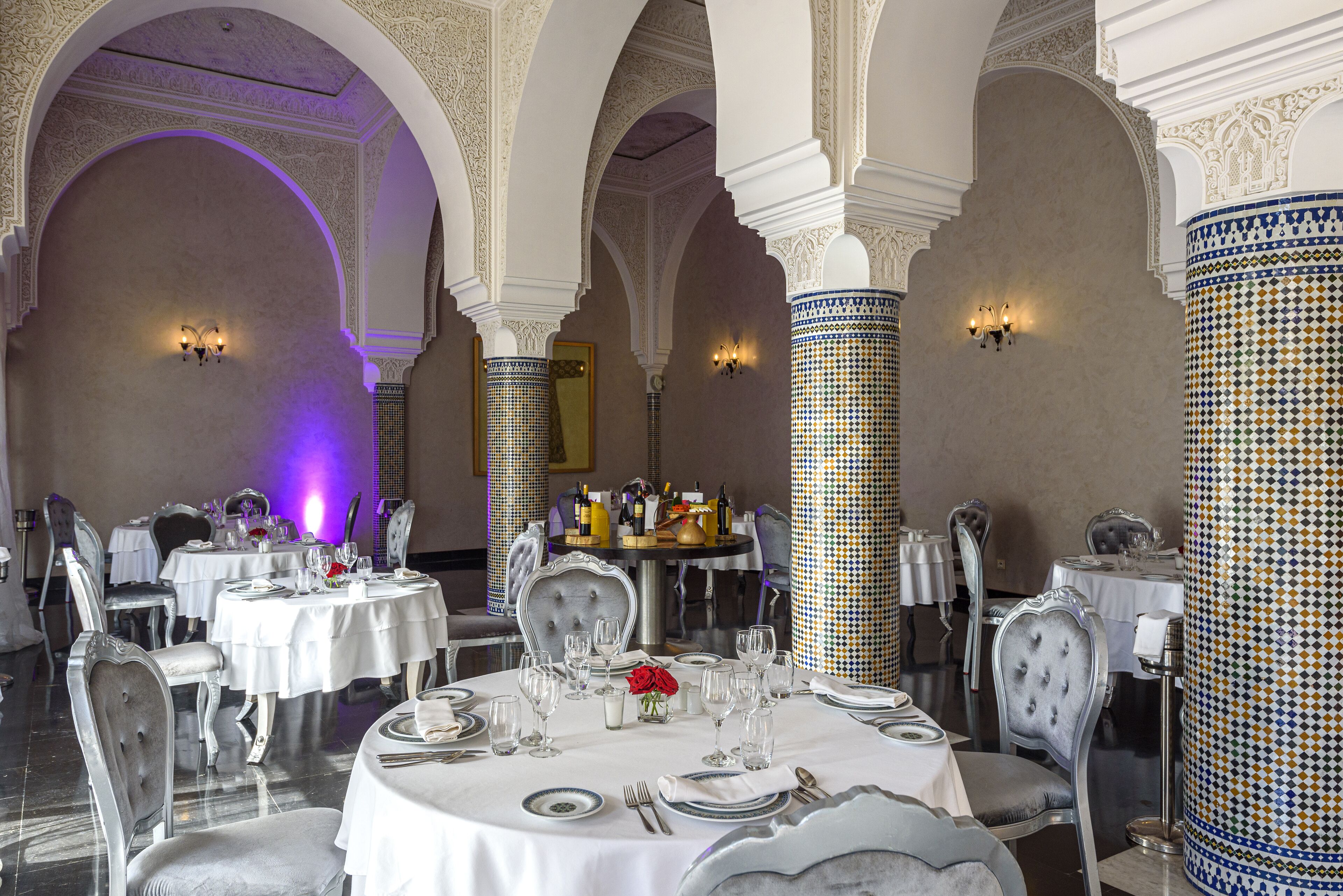 2 restaurants, breakfast, lunch, dinner served; international cuisine