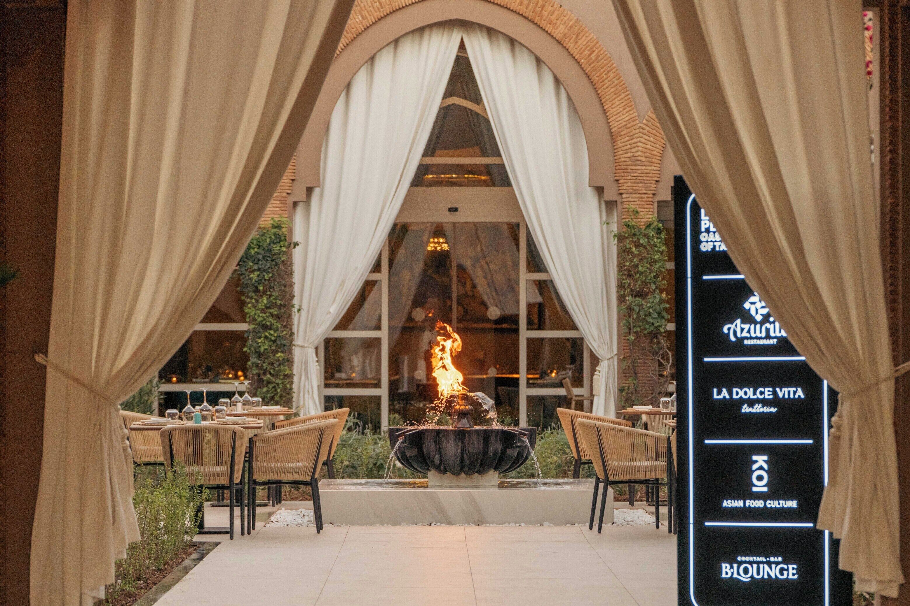 2 restaurants, servant le déjeuner et le dîner; cuisine internationale