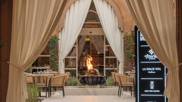 2 restaurants, servant le déjeuner et le dîner; cuisine internationale