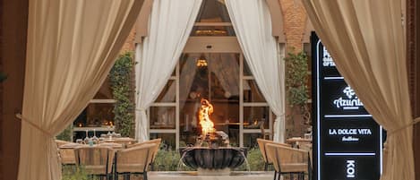 2 间餐厅,供应早餐、午餐和晚餐,国际美食