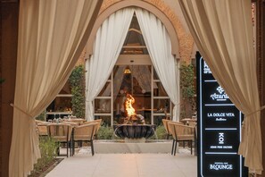 2 restaurants; breakfast, lunch, and dinner served