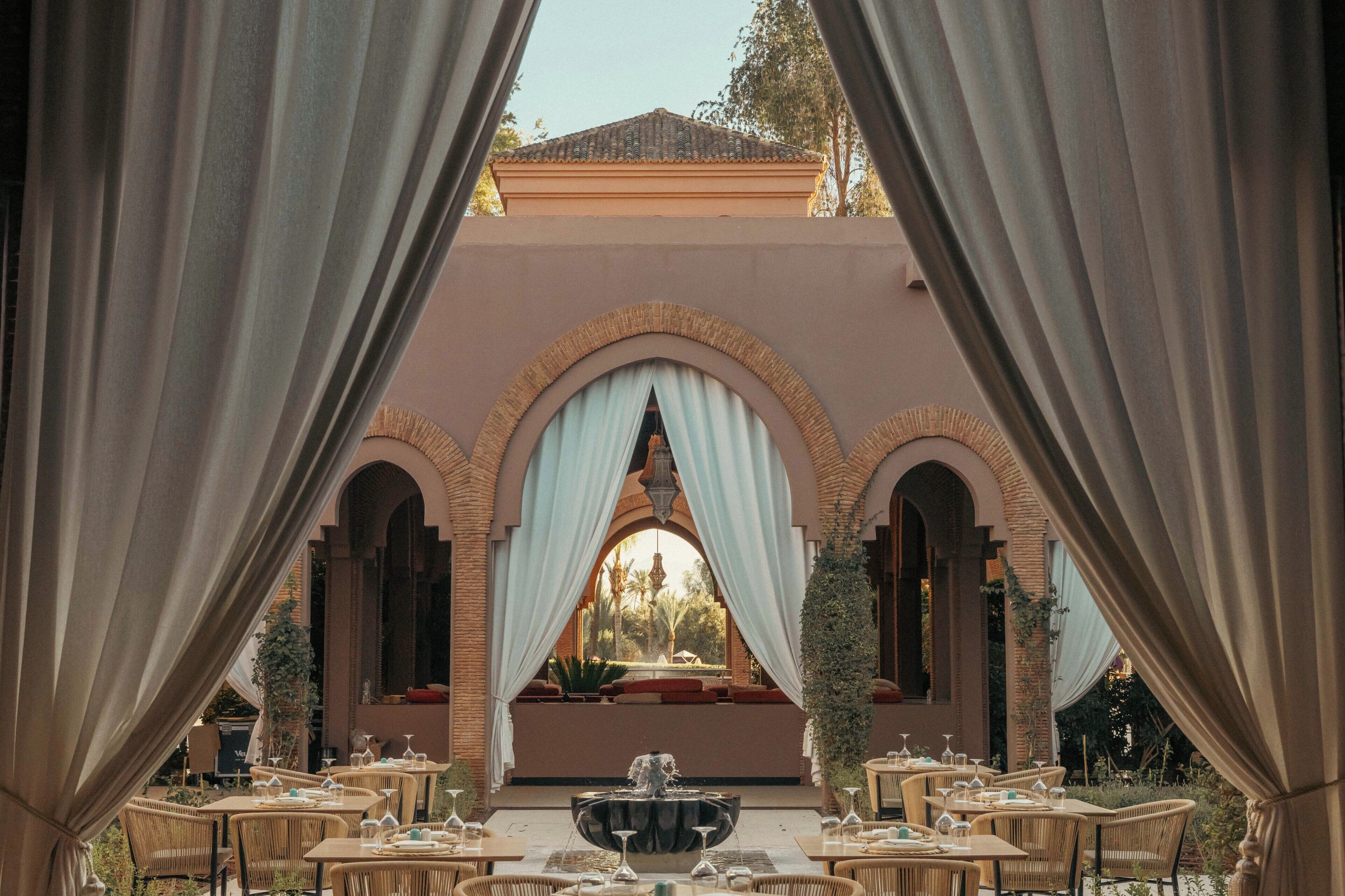 2 restaurants; breakfast, lunch, and dinner served