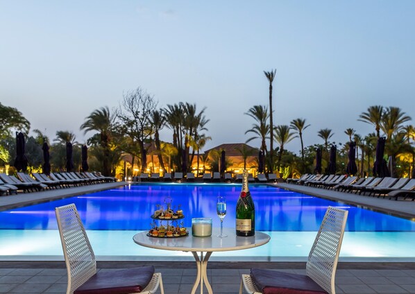 2 piscines extérieures, parasols, chaises longues