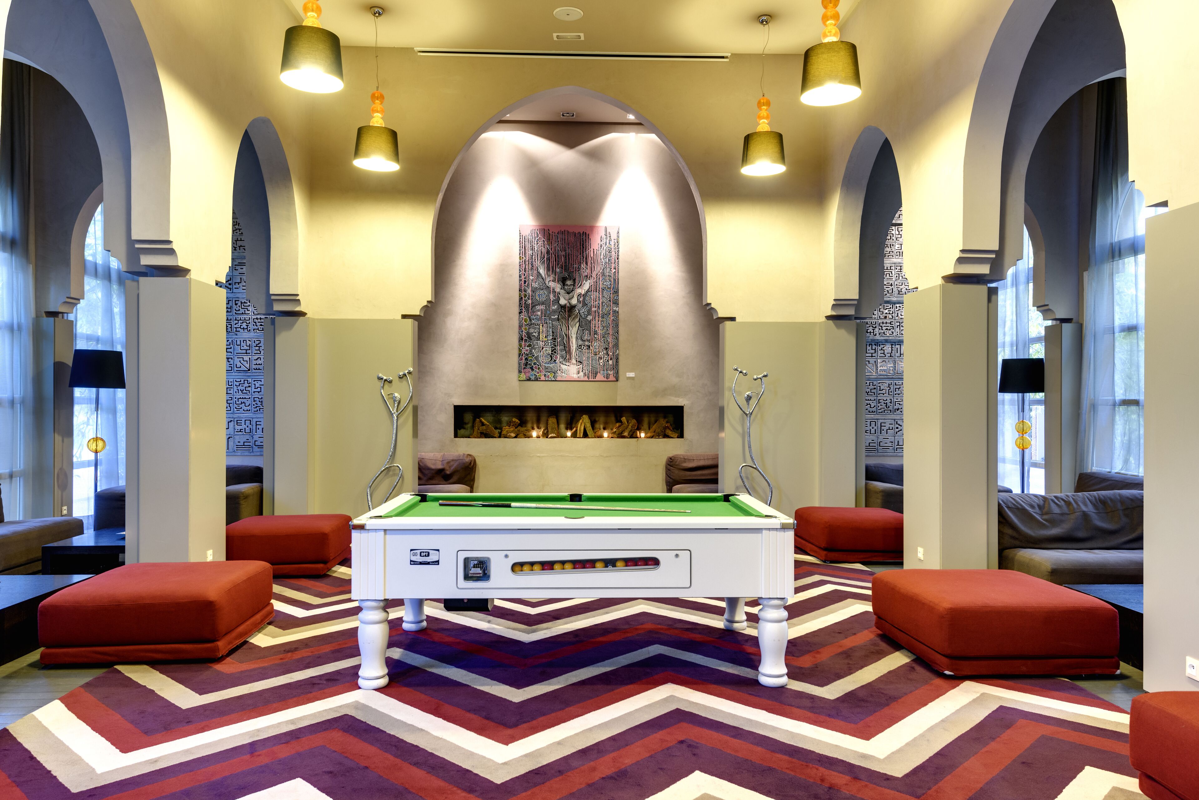 3 bars/lounges, cocktail bar