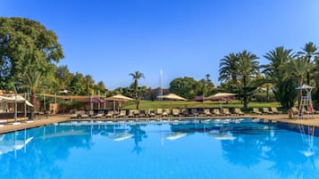 2 piscines extérieures, parasols de plage, chaises longues