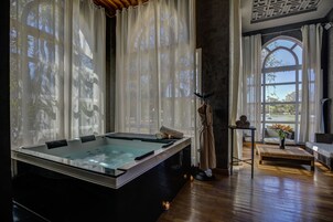 Couples treatment rooms, hot tub, steam room, Turkish bath