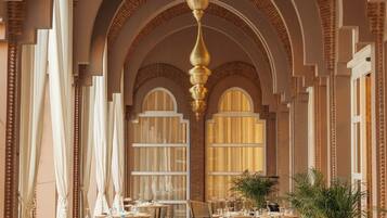 2 restaurants, servant le déjeuner et le dîner; cuisine internationale