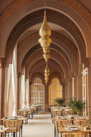 2 restaurantes, café da manhã, culinária internacional