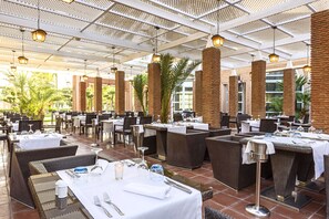2 restaurants, breakfast, lunch, dinner served; international cuisine