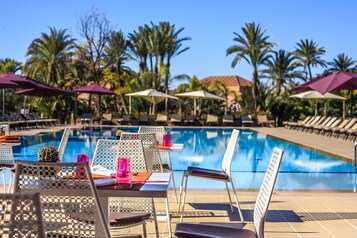 2 piscines extérieures, parasols de plage, chaises longues