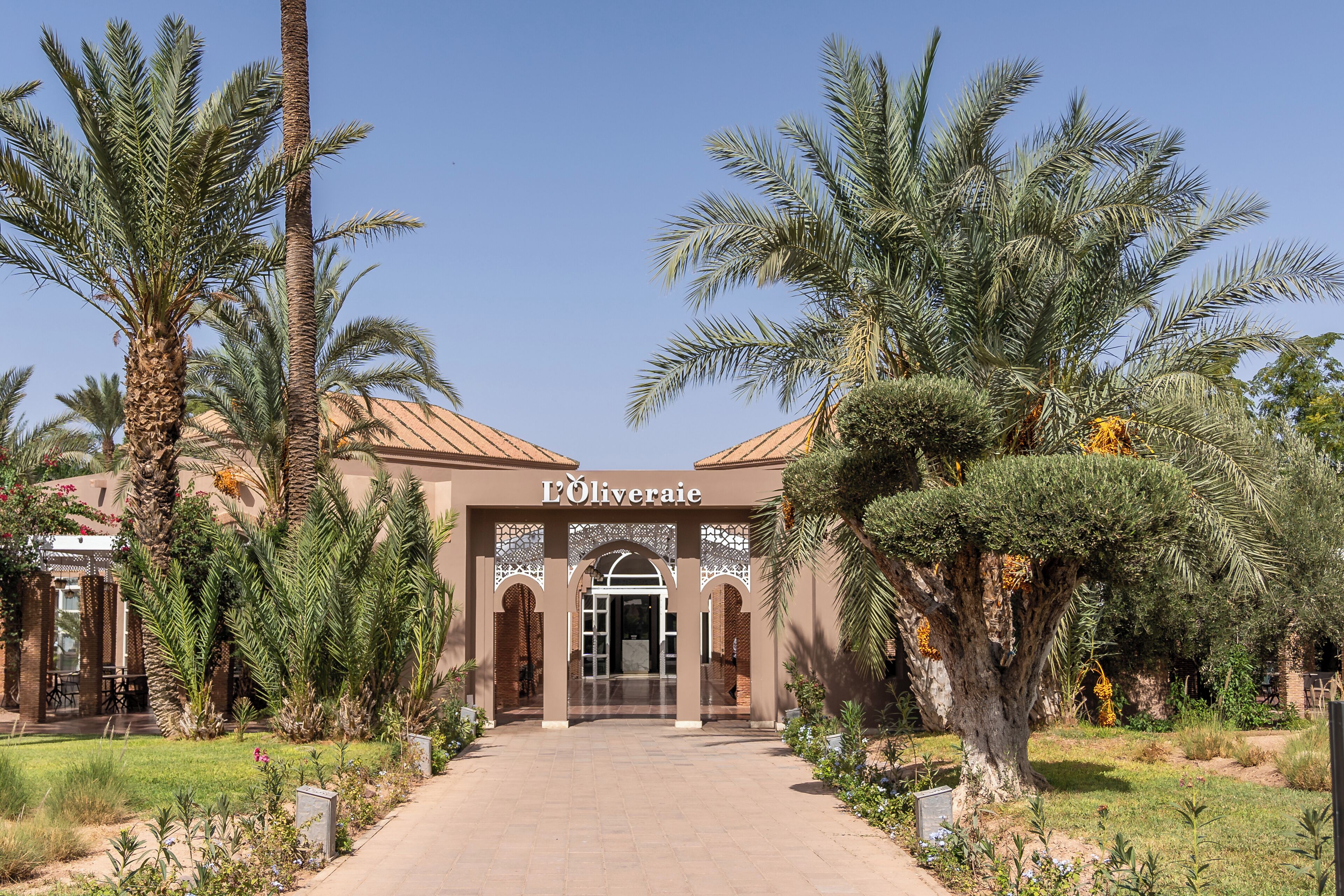 2 restaurants, breakfast, lunch, dinner served; international cuisine