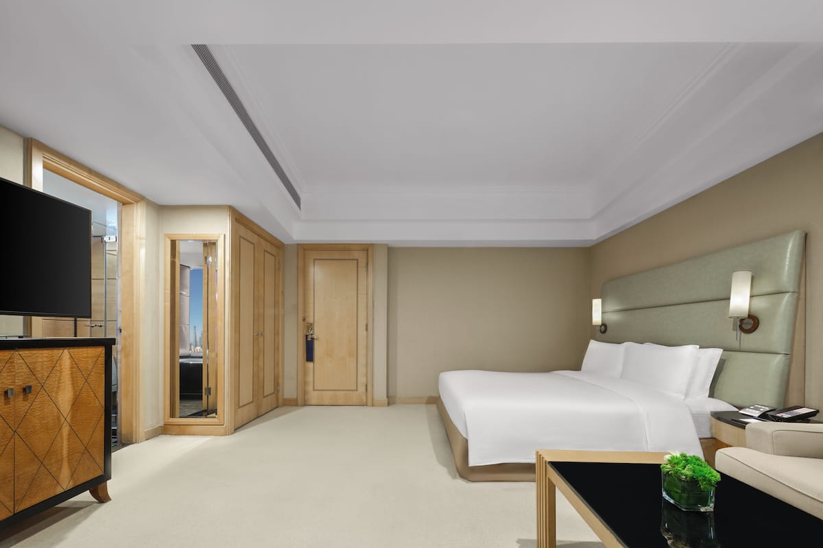 King, Deluxe Room | Premium bedding, in-room safe, desk, blackout drapes