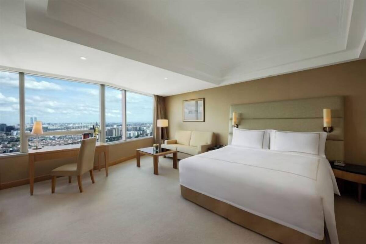 Premium bedding, in-room safe, desk, blackout curtains
