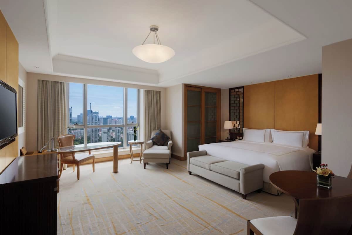 Premium bedding, in-room safe, desk, blackout drapes