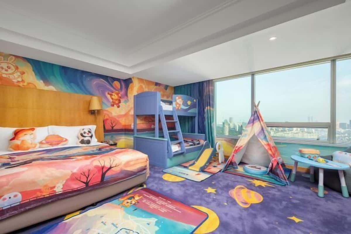 Premium bedding, in-room safe, desk, blackout drapes