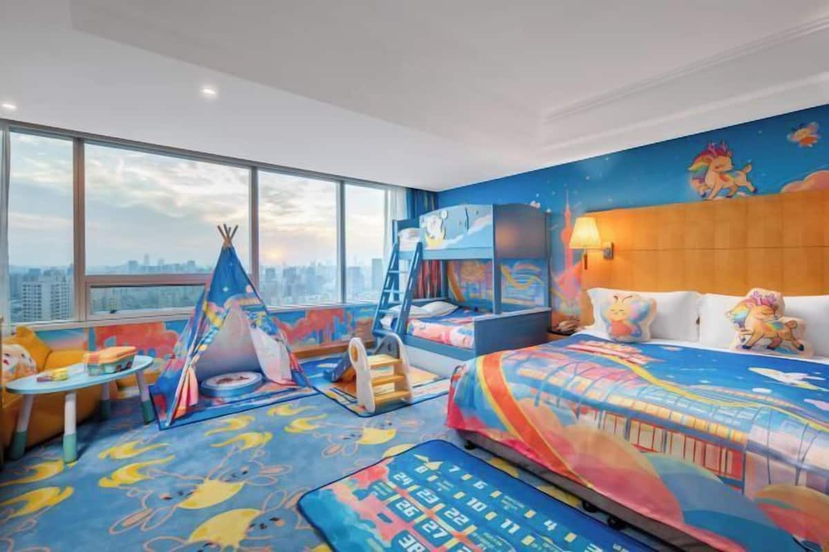 Premium bedding, in-room safe, desk, blackout drapes